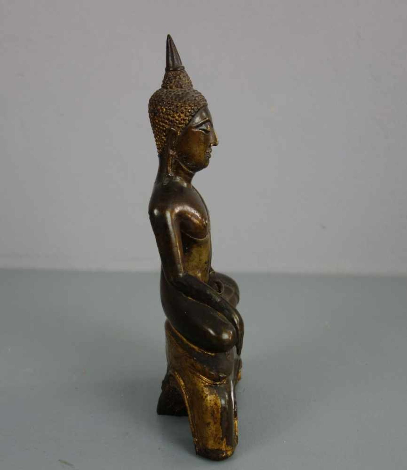 BRONZESKULPTUR: "Buddha", Bronze mit Spuren von Feuervergoldung. Sitzender Buddha im Lotussitz mit - Image 4 of 4