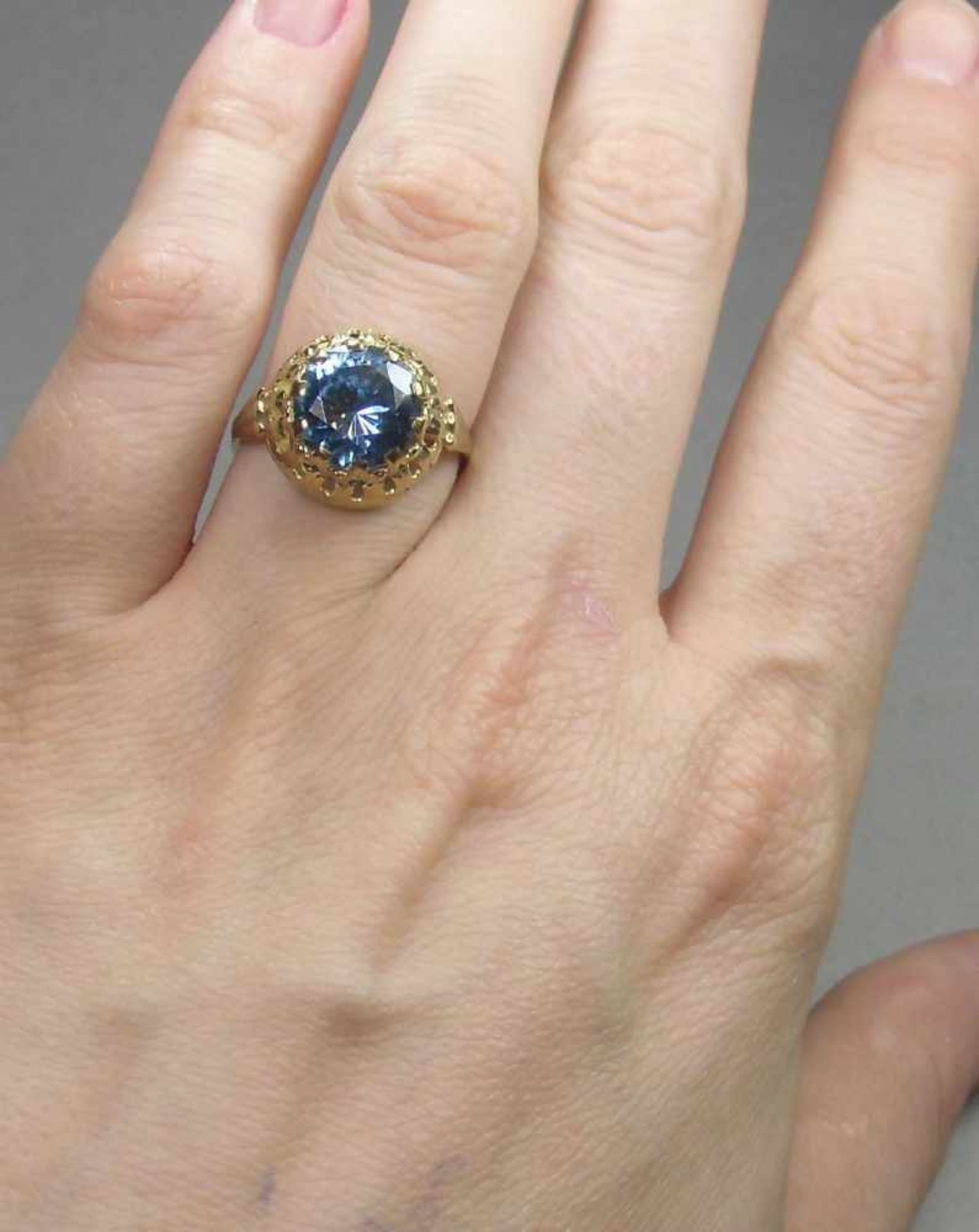 RING, 333er Gelbgold (3,1 g), mittig besetzt mit großem hellblauem Edelstein. Ringschiene gemarkt " - Bild 6 aus 6