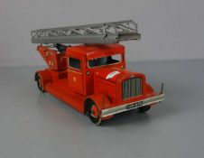 BLECHSPIELZEUG / SPIELZEUGAUTO : Feuerwehrauto mit Drehleiter - TCO-010 / tin toy fire car, 1950er