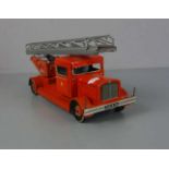 BLECHSPIELZEUG / SPIELZEUGAUTO : Feuerwehrauto mit Drehleiter - TCO-010 / tin toy fire car, 1950er