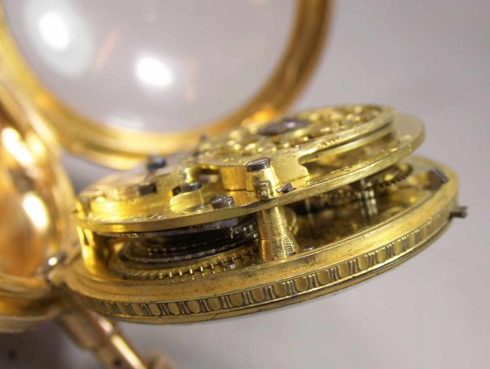 GOLDENE SPINDELTASCHENUHR / a golden pocket watch, bicolor Gold und mit französischen Punzen: - Bild 11 aus 12
