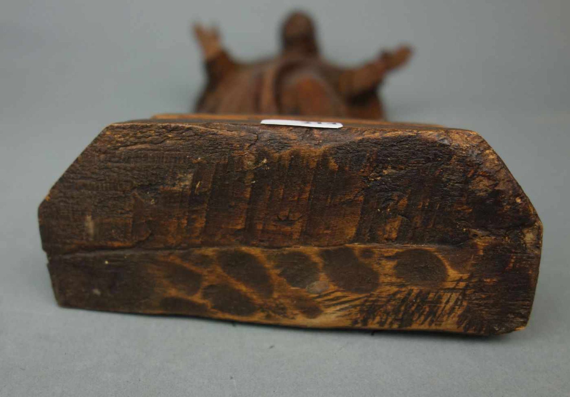 HEILIGENFIGUR: MÄNNLICHER HEILIGER / MÖNCH (Hl. Franziskus?), Holz, dreiansichtig geschnitzt und - Bild 9 aus 10
