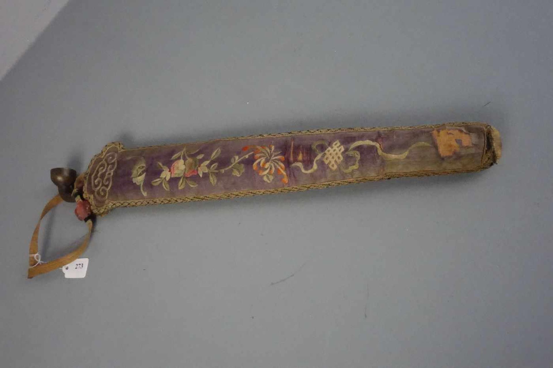 OPIUMPFEIFE MIT FUTTERAL / TRAGEVORRICHTUNG, späte Qing - Dynasie, Ende 19. Jh., Bronze, dekoriert - Image 3 of 3