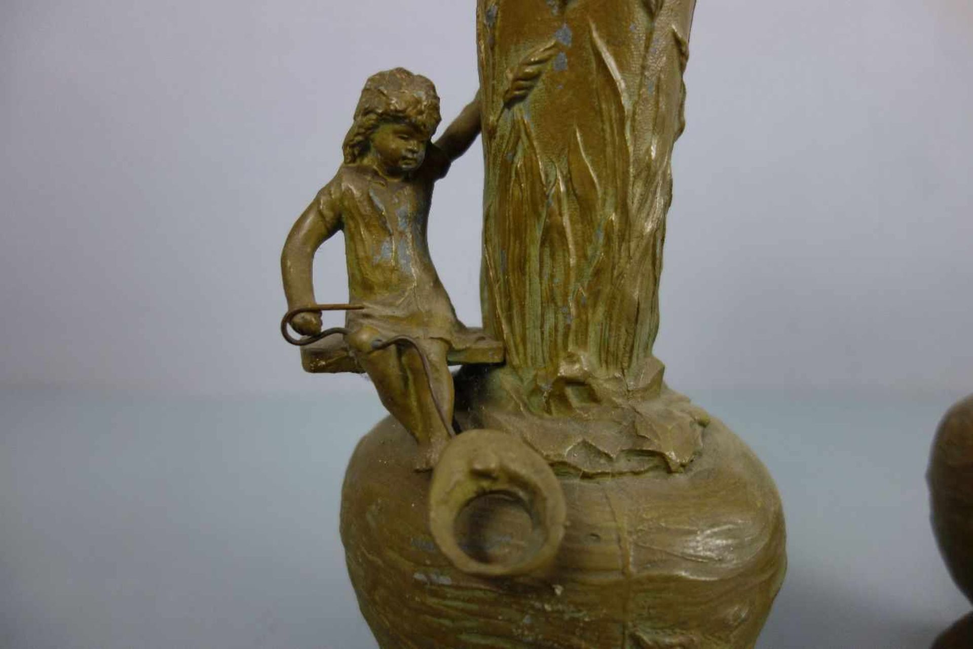 JUGENDSTIL VASENPAAR / pair of art nouveau vases, grünlich bronzierter Zinkguss, um 1900. - Bild 3 aus 7
