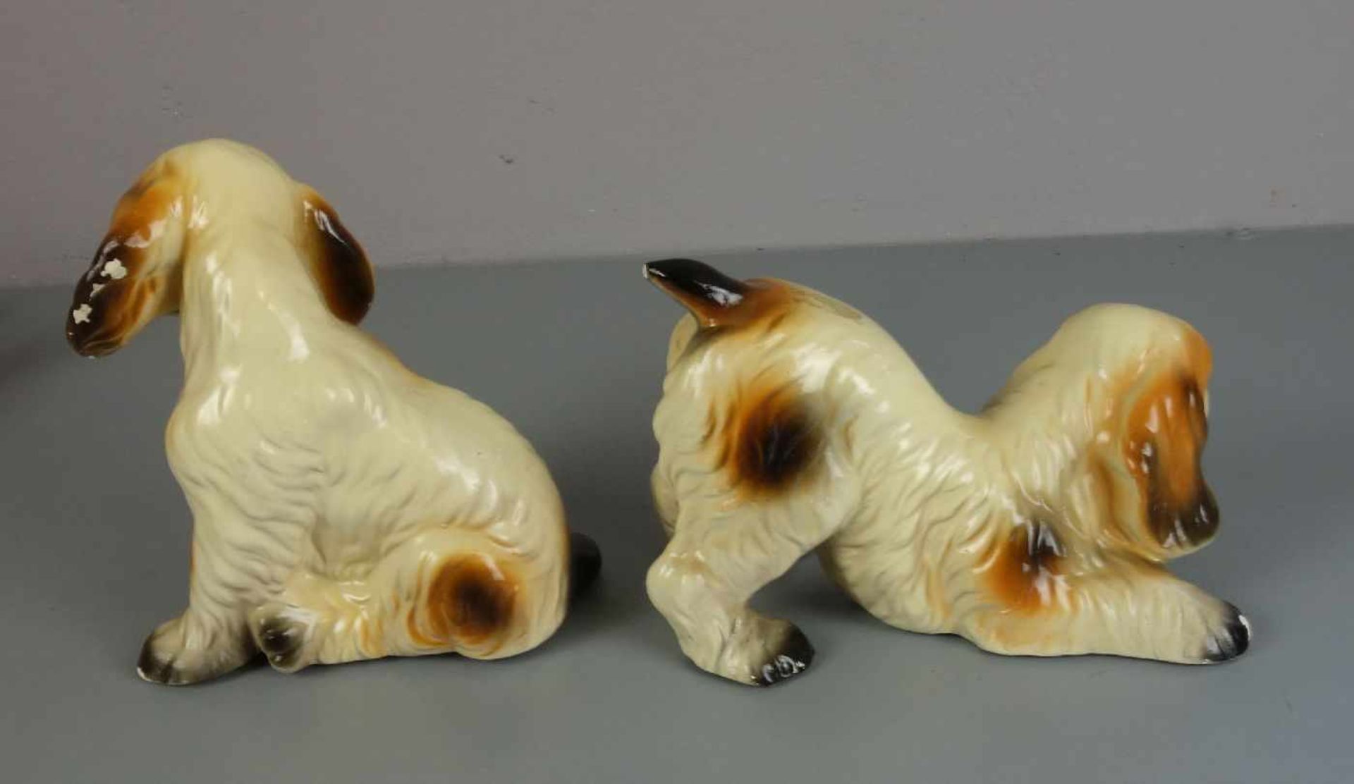 PAAR KERAMIKFIGUREN "HUNDE" / ZWEI HUNDEFIGUREN / two ceramic dogs, Keramik, 20. Jh., ungemarkt, - Bild 4 aus 4