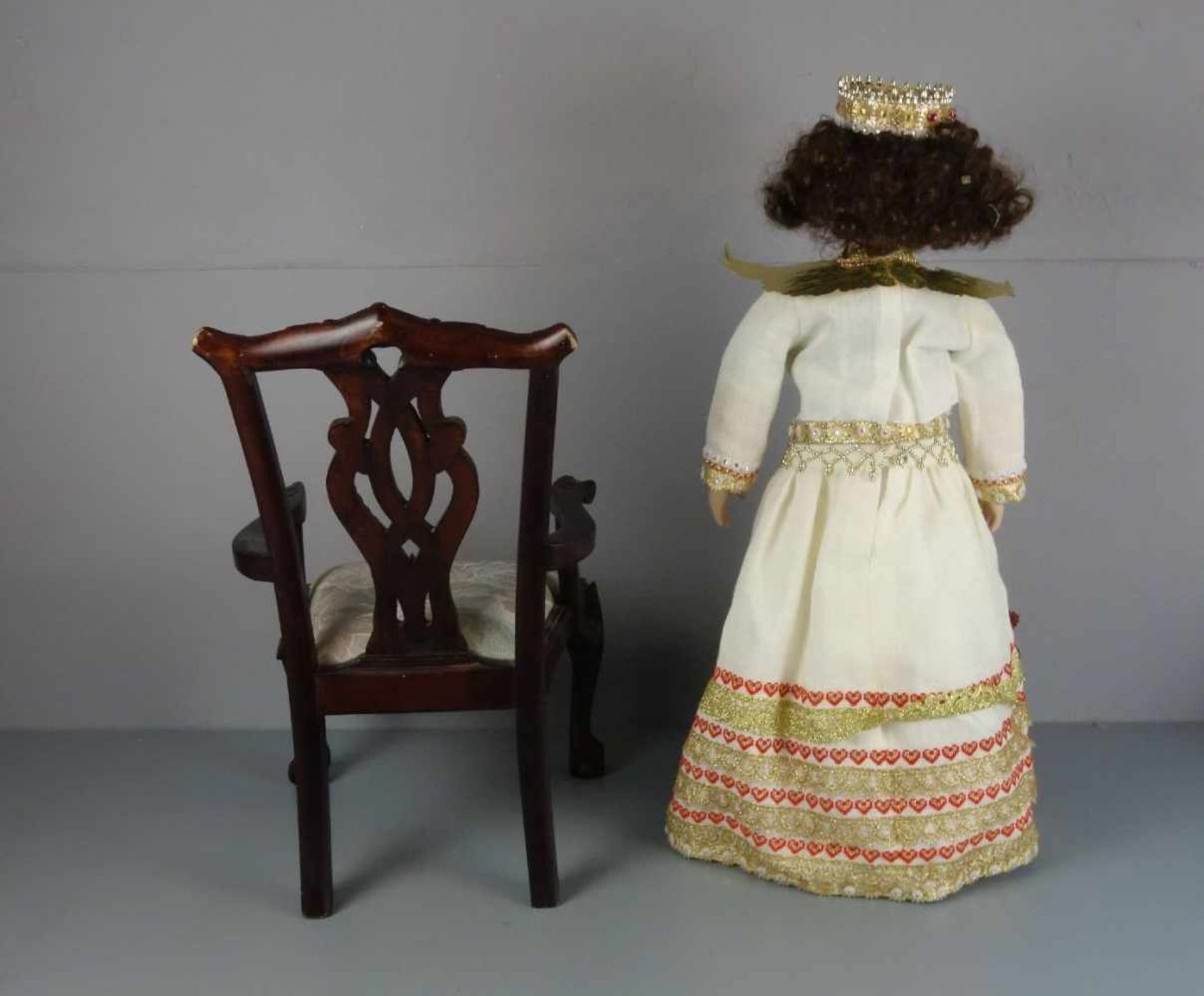 KÜNSTLERPUPPE "WEIKE" MIT PUPPENSTUHL / doll with a chair, 20. Jh., Puppen-Kind / Künstlerpuppe " - Bild 3 aus 4