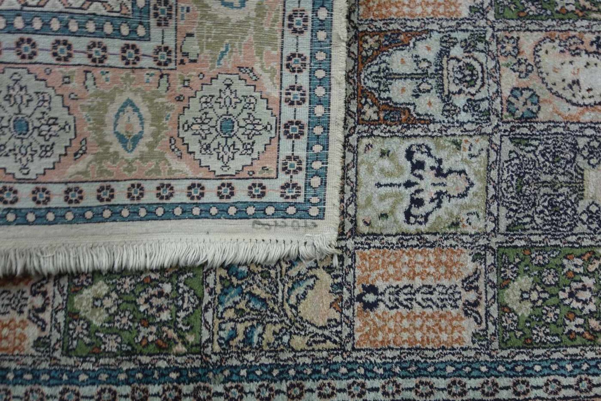 ORIENTTEPPICH / TEPPICH / carpet, Seide und Baumwolle, Indien, 2. Hälfte. 20 Jh.; heller Fond, - Image 3 of 3