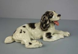 FIGUR: "Cocker Spaniel", Feinsteinzeug mit Unterglasurstaffage. Bodenmarke Steffel Fayencen, Wien,