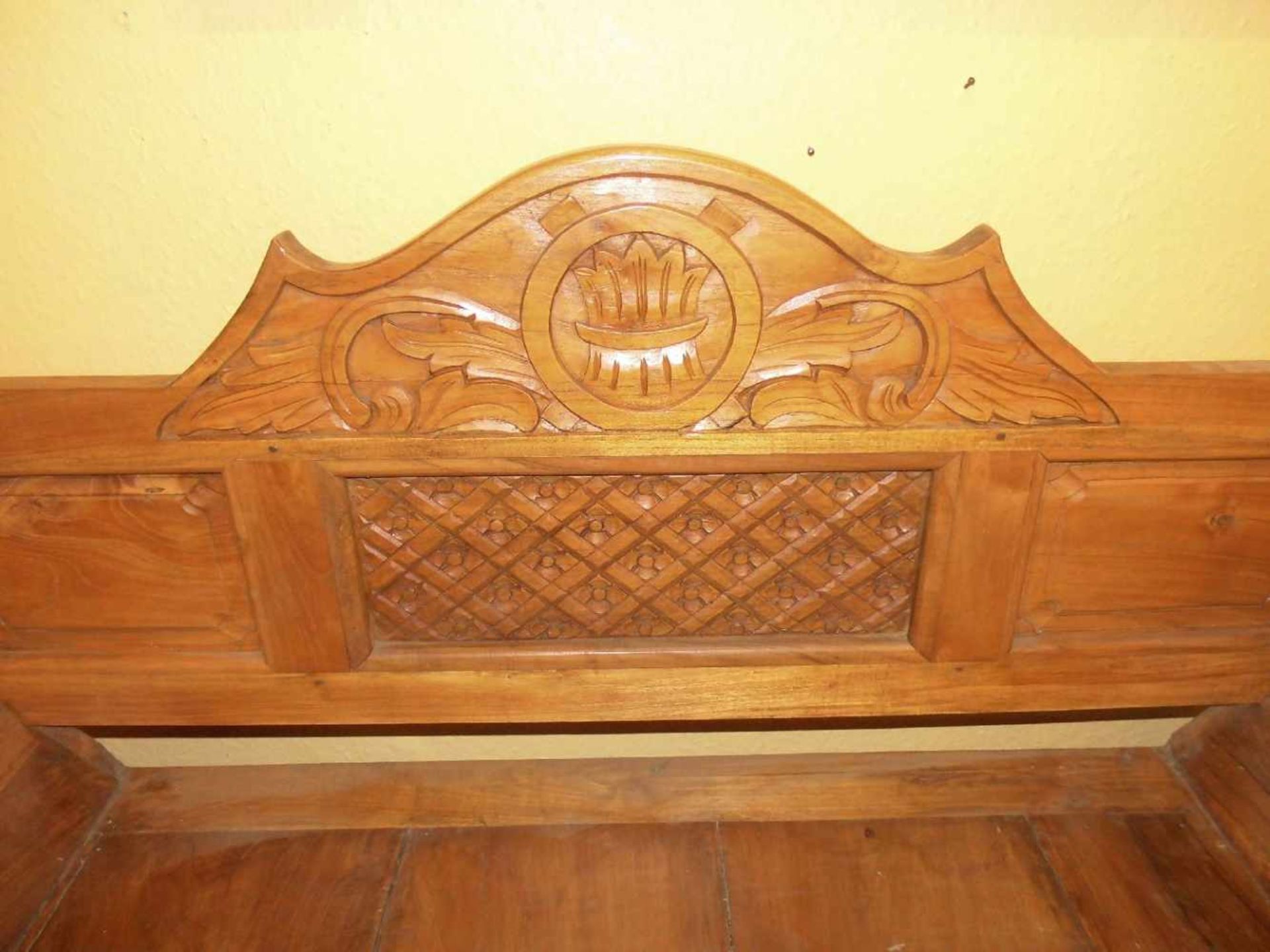 BANK / wood bench, Tropenholz, Bali, 20. Jh.. Zargenkasten mit Füllungsfeldern und Profilleiste - Bild 2 aus 3