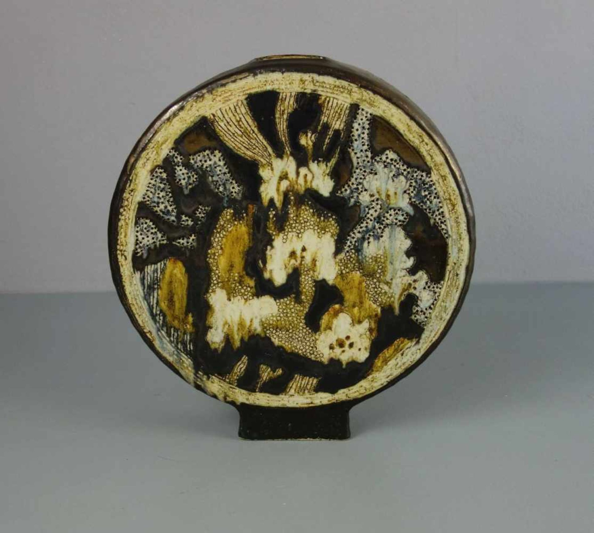 VASE, Keramik, heller Scherben, unter dem Stand monogrammiert "Jo. H.", um 1979. Scheibenförmiger