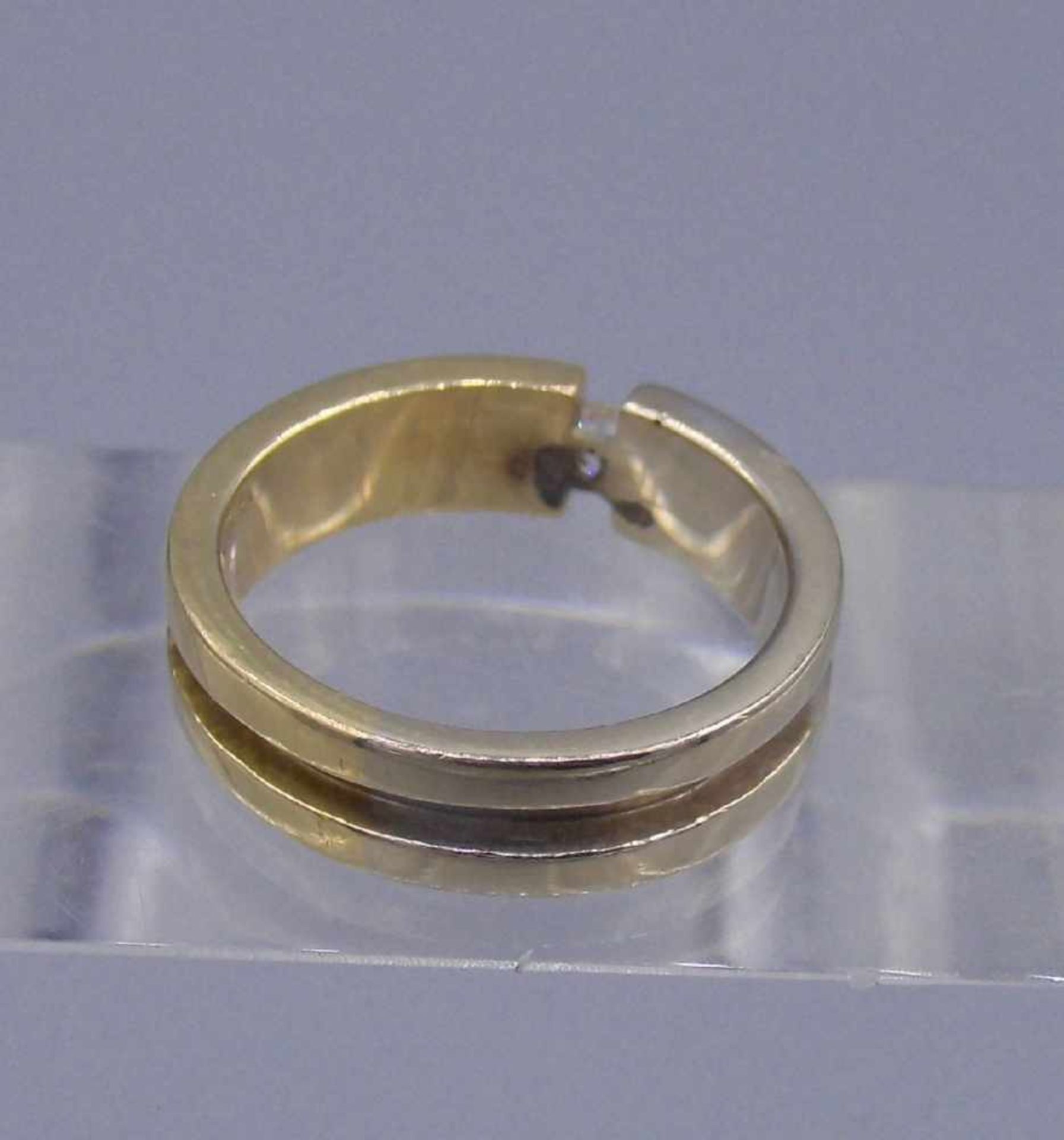 SOLITÄRRING in der Anmutung eines Spannringes, 750er Gold bicolor (7,5 g); profilierte und massiv - Bild 3 aus 4