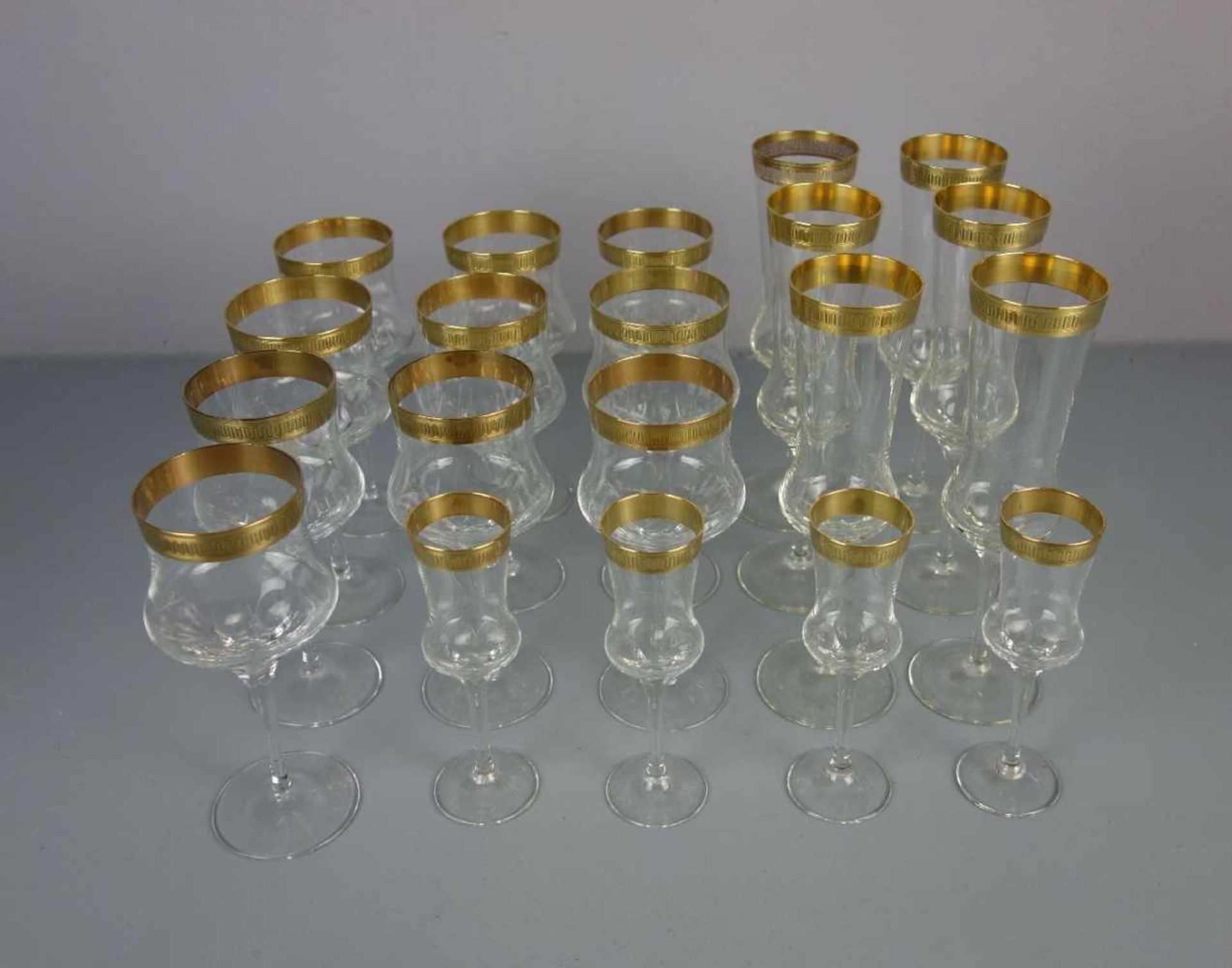 TRINKGLASGARNITUR / GLASSERIE / set of 20 glasses, Mitte 20 Jh.; aufgewölbter Rundstand, unterhalb