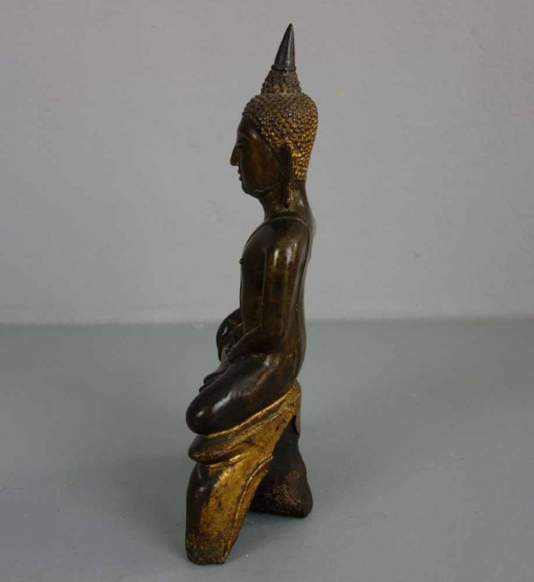 BRONZESKULPTUR: "Buddha", Bronze mit Spuren von Feuervergoldung. Sitzender Buddha im Lotussitz mit - Image 2 of 4