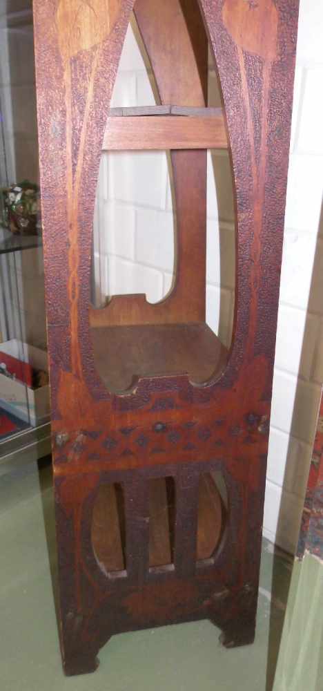 JUGENSTIL - REGAL / art nouveau rack, Nadelholz, um 1900. Zwei konische und durchbrochen gearbeitete - Image 3 of 4