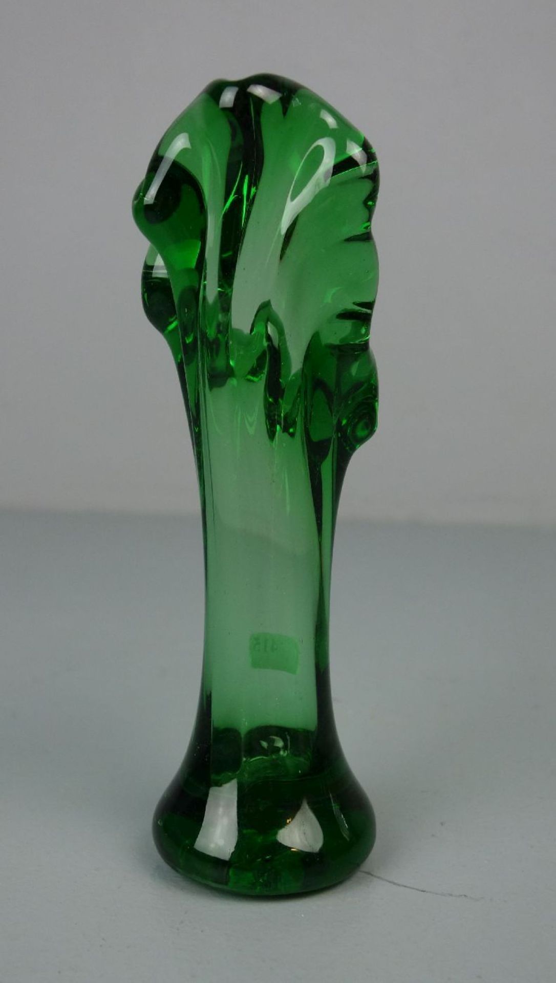 VASE, dickwandiges grünes Glas, Mitte 20. Jh.; Rundstand mit unterem Abriss, leicht eingezogene - Image 3 of 5