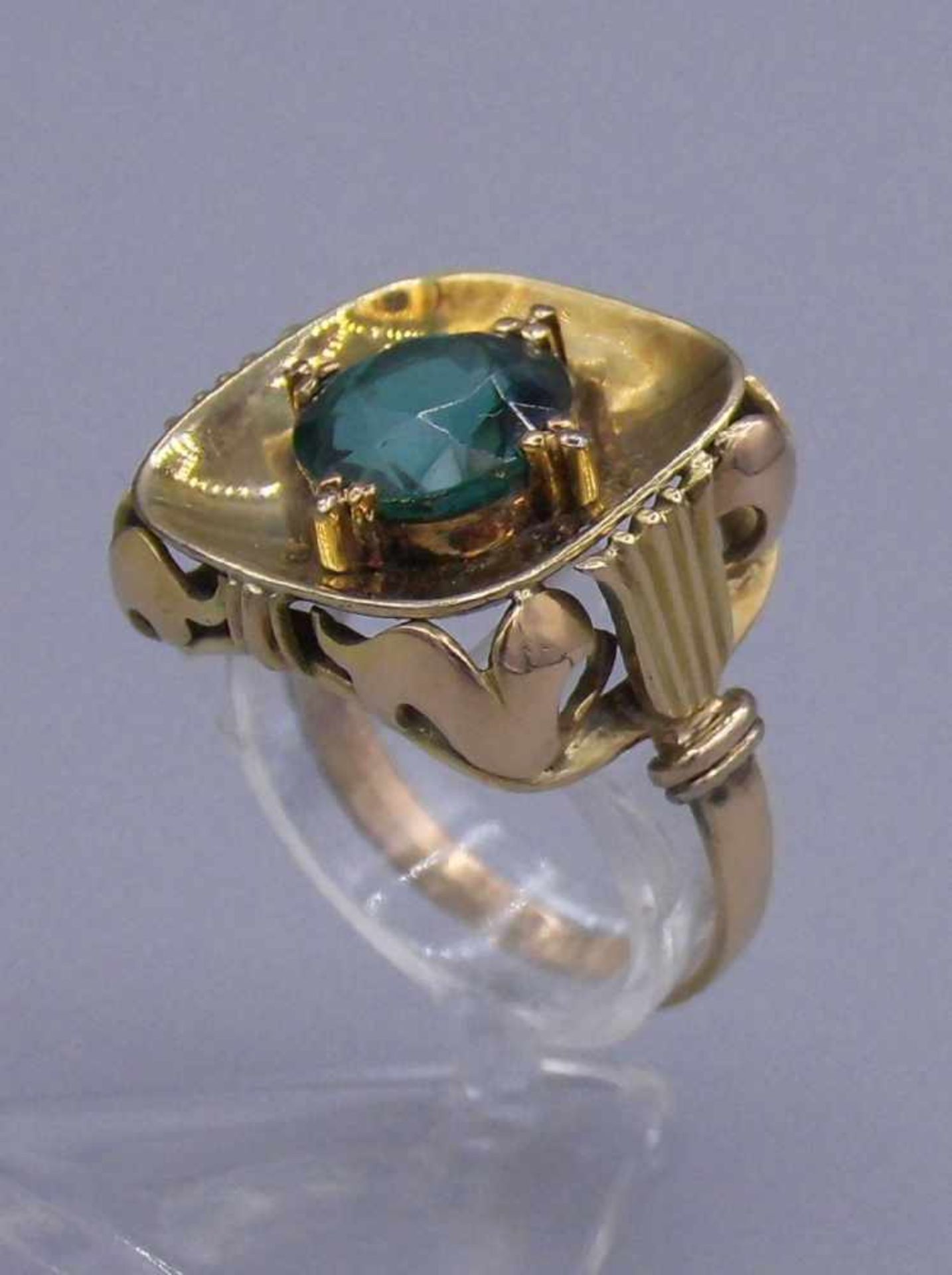 RING mit leuchtend grünem Edelstein in Karreefassung aus 585er Gelbgold (6,2 g). Ringkopfmaße: 1,7 x - Bild 2 aus 5