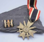 KLEINE ORDENSSPANGE UND KRIEGSVERDIENSTKREUZ AM ORDENSBAND/ medals: 1. und 2. WK. Die Ordensspange