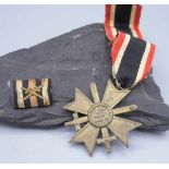 KLEINE ORDENSSPANGE UND KRIEGSVERDIENSTKREUZ AM ORDENSBAND/ medals: 1. und 2. WK. Die Ordensspange