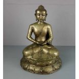 SKULPTUR: "Buddha Dhyana Mudra", Metallguss, silber- bis goldfarben patiniert. Mit kontemplativ