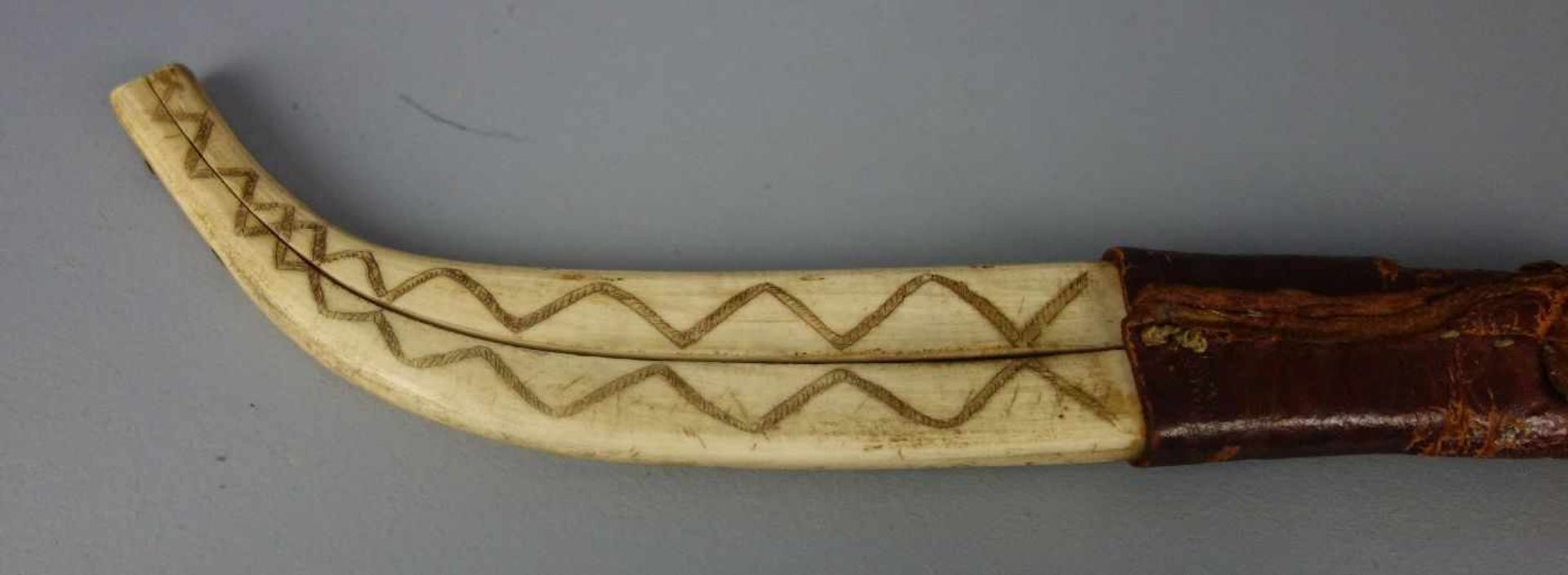 JAGDLICHES MESSER in archaischer Anmutung, Finnland, 19./20. Jh.; gebogte Bein - Scheide - Image 3 of 3