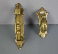 FIGÜRLICHER TÜRKLOPFER "HAND" UND TÜRDRÜCKER, Bronze-Gelbguss, jeweils mit heraldischen Schildern
