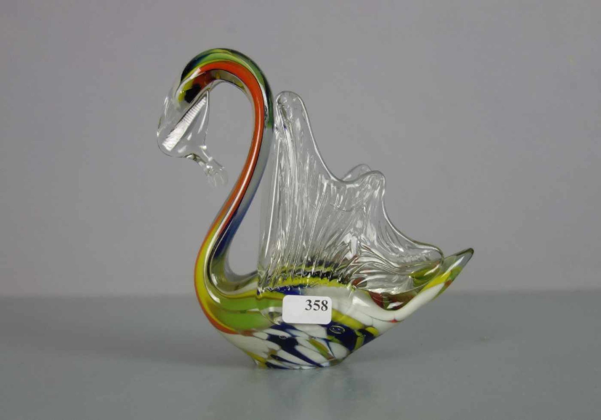 MURANO - GLASFIGUR "Schwan", 2. Hälfte 20. Jh.; Klarglas mit farbigen Einschmelzungen, gezogenem und