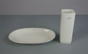 VASE UND SCHALE / vase and bowl, Weissporzellan. VASE in Karreeform auf profiliertem Stand, unter