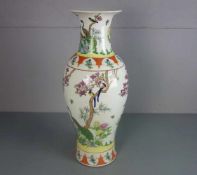 CHINESISCHE VASE MIT PFAUENMOTIV, Porzellan, unter dem Stand gemarkt mit quadratischer Kartusche: "