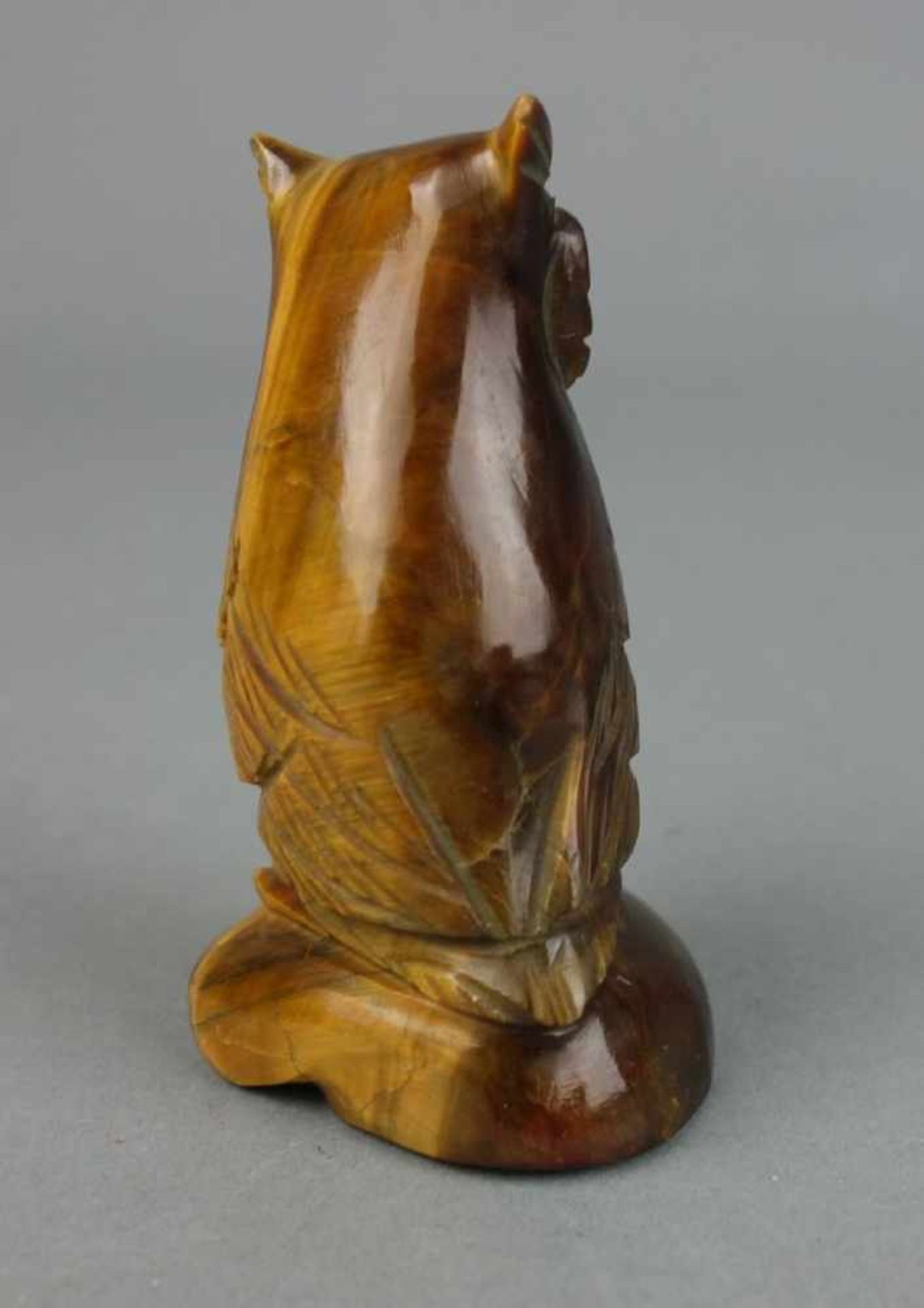 TIERFIGUR / ZIEROBJEKT: Edelstein Eule / tiger eye owl figure, wohl 20. Jh., ungemarkt, - Bild 4 aus 5