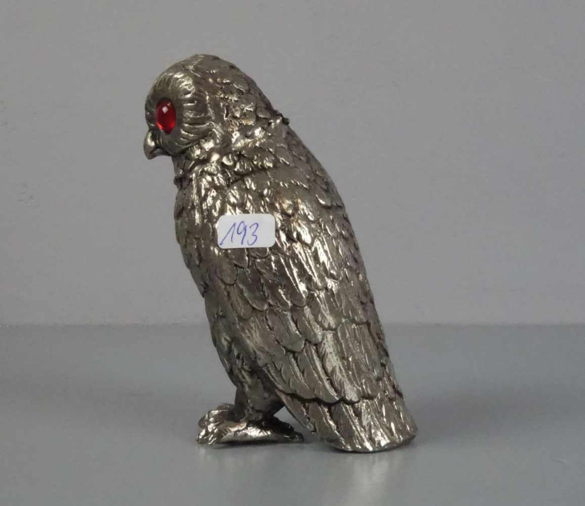 SKULPTUR "Eule" / metal owl sculpture, 20. Jh., silberfarbenes Metall mit roten Glasaugen, - Bild 2 aus 4
