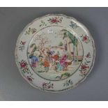 TELLER / plate, Porzellan, China (ungemarkt), späte Quing-Dynastie (Anfang 20. Jh.), geschweifte