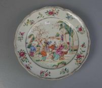 TELLER / plate, Porzellan, China (ungemarkt), späte Quing-Dynastie (Anfang 20. Jh.), geschweifte