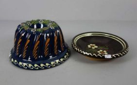 BACKFORM und SCHALE / baking dishes, Keramik. Gugelhupf-Form mit godronierter Wandung, blauer Glasur