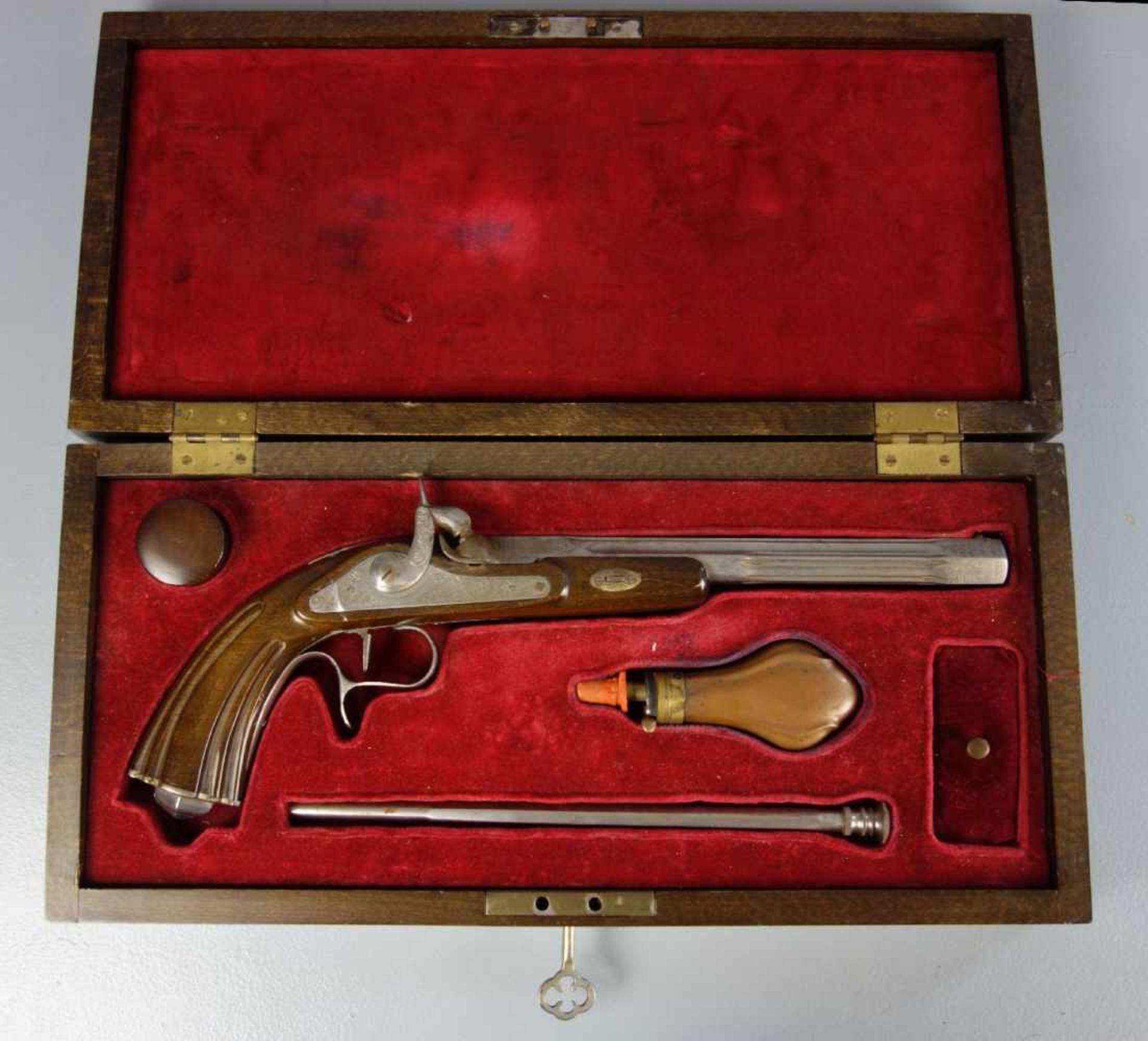 DUELLPISTOLE / PERKUSSIONSPISTOLE IN SCHATULLE / pistol in a box, 19. Jh., Vorderlader, ohne
