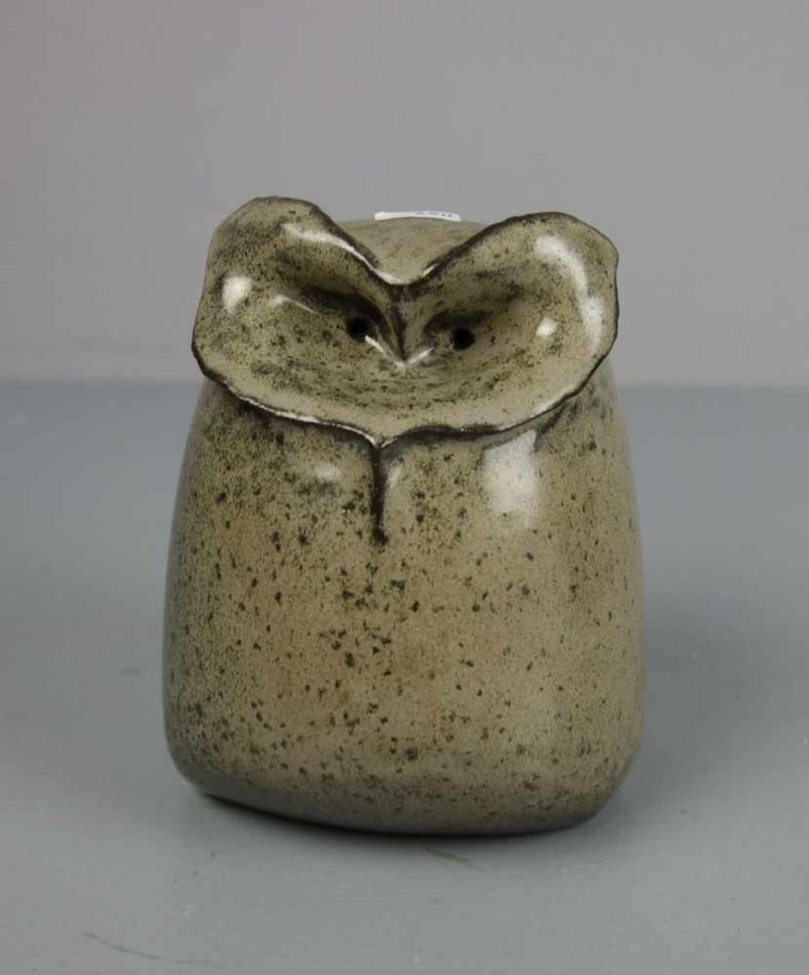 OVERBERG, ROLF (Osnabrück 1933- 1993, ebd.), Skulptur / owl pottery sculpture: "Eule / Pinselohreule