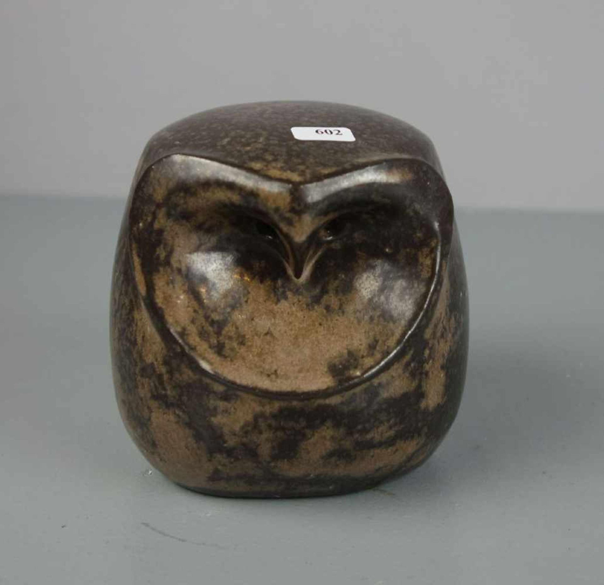 OVERBERG, ROLF (Osnabrück 1933- 1993, ebd.), Skulptur / owl pottery sculpture: "Eule / Eulenobjekt",