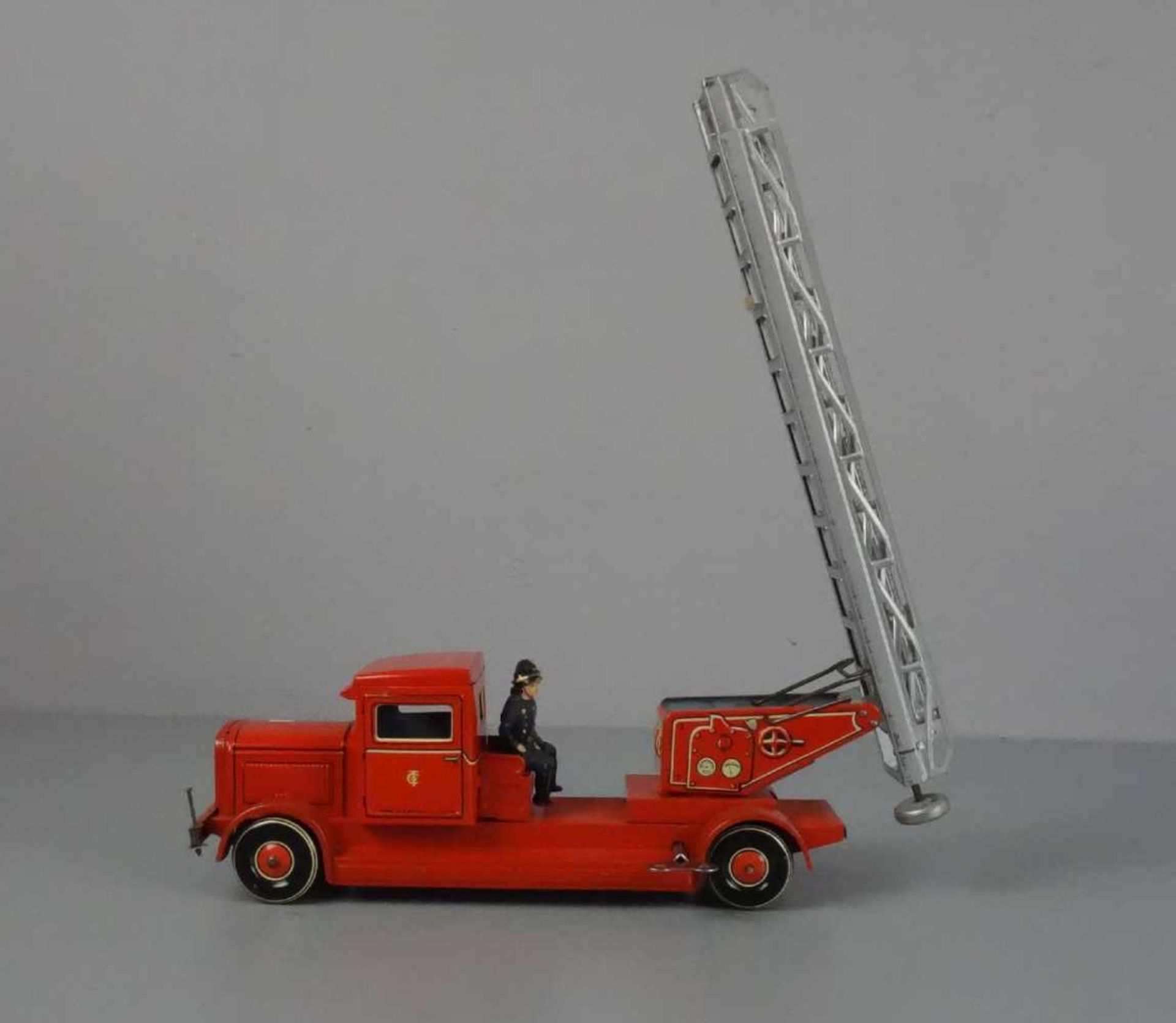 BLECHSPIELZEUG / SPIELZEUGAUTO : Feuerwehrauto mit Drehleiter - TCO-010 / tin toy fire car, 1950er - Bild 3 aus 4