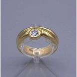 RING, 750er Gelbgold (12,15 g), besetzt mit einem Brillanten von ca. 0,2 ct.; Ring-Gr. 55/56.