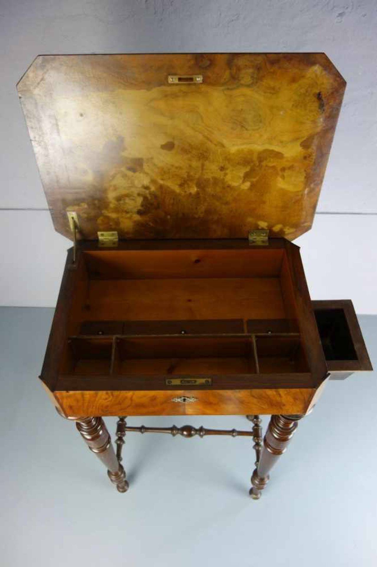 NÄHTISCH / sewing table, um 1900. Dunkel lasierte Buche, Nussbaumfurnier und ebonisierte Partien. - Bild 3 aus 4