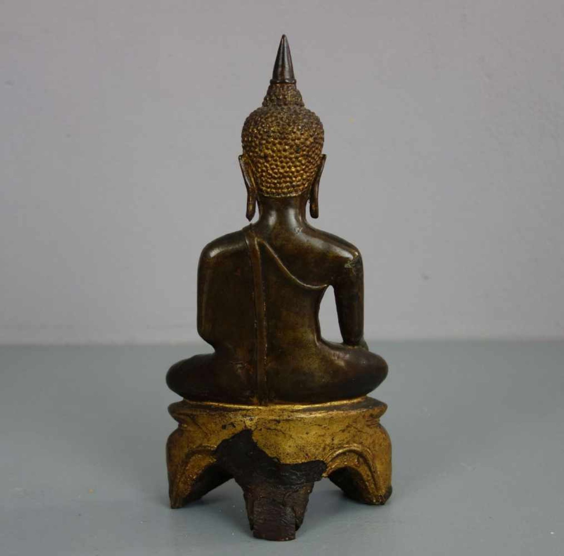 BRONZESKULPTUR: "Buddha", Bronze mit Spuren von Feuervergoldung. Sitzender Buddha im Lotussitz mit - Image 3 of 4