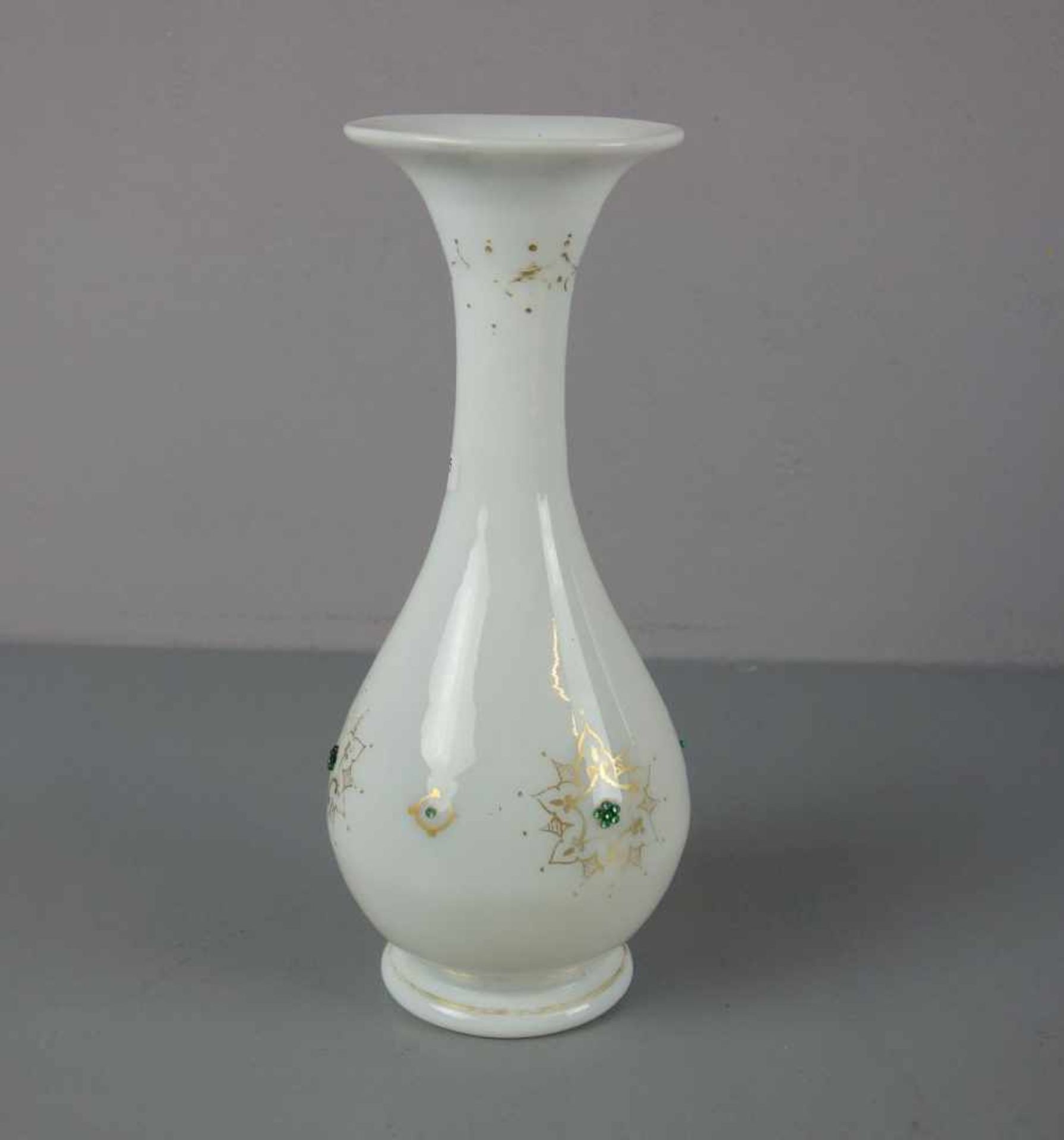 BIEDERMEIER - VASE, um 1930, Opalinglas mit Goldmalerei und Cabochonbesatz. Balusterform mit - Image 3 of 4