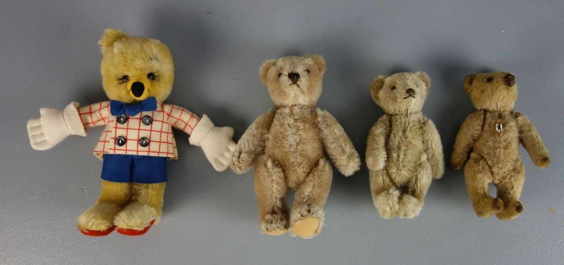 PLÜSCHTIERE / PLÜSCHFIGUREN : 4 Teddybären / Teddys / four teddy bears, unterschiedliche Alter und