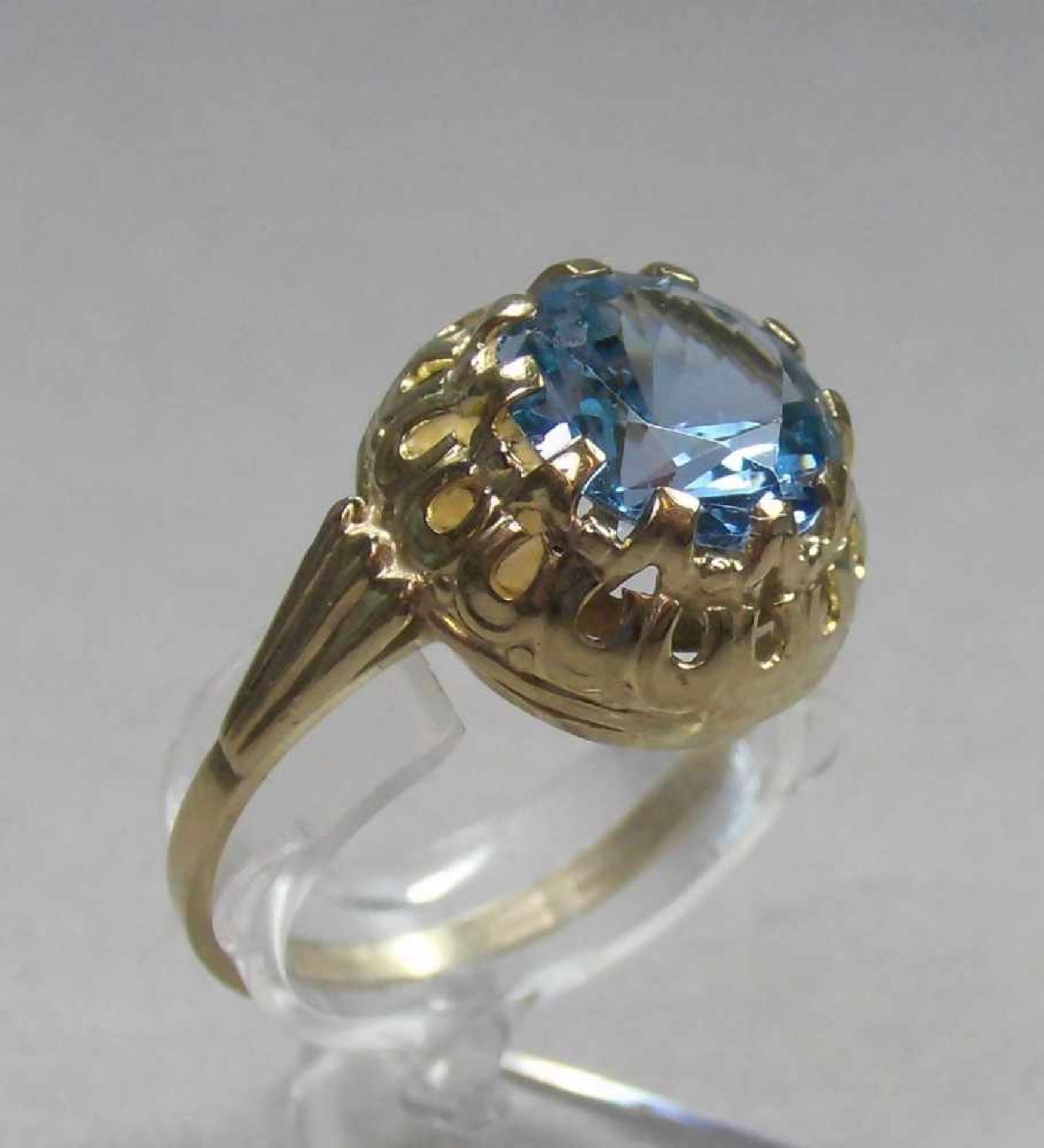 RING, 333er Gelbgold (3,1 g), mittig besetzt mit großem hellblauem Edelstein. Ringschiene gemarkt " - Bild 2 aus 6