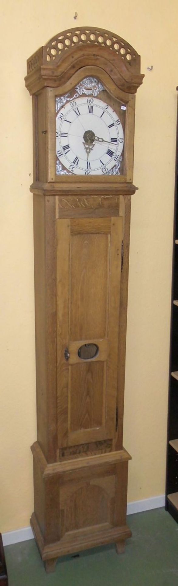 STANDUHR / longcase clock, 2. Hälfte 19. Jh.; Eichengehäuse im dreizonigen Aufbau. Pendelkasten