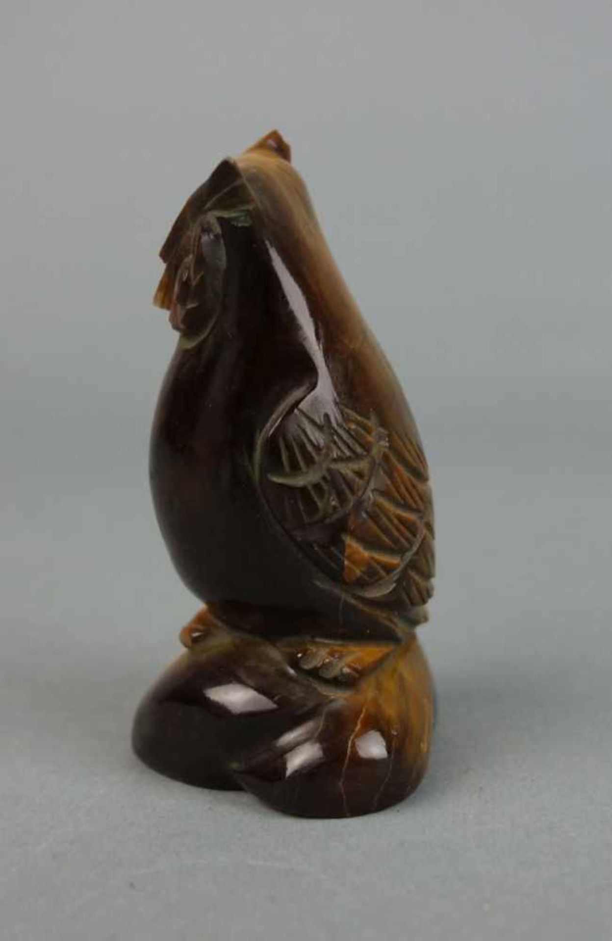 TIERFIGUR / ZIEROBJEKT: Edelstein Eule / tiger eye owl figure, wohl 20. Jh., ungemarkt, - Bild 2 aus 5