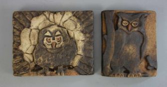 KÜNSTLERKERAMIK: PAAR EULEN-RELIEFS / EULEN-WANDBILDER / two owl pottery objects, Mitte 20. Jh.,