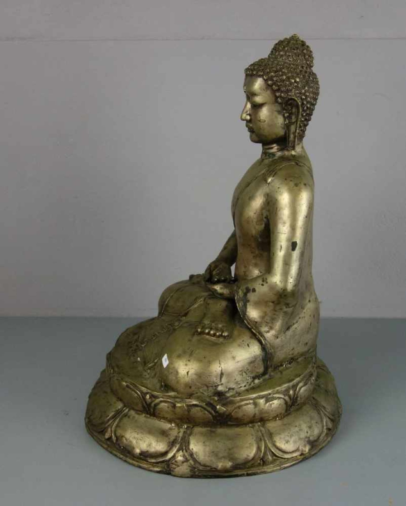 SKULPTUR: "Buddha Dhyana Mudra", Metallguss, silber- bis goldfarben patiniert. Mit kontemplativ - Bild 2 aus 5