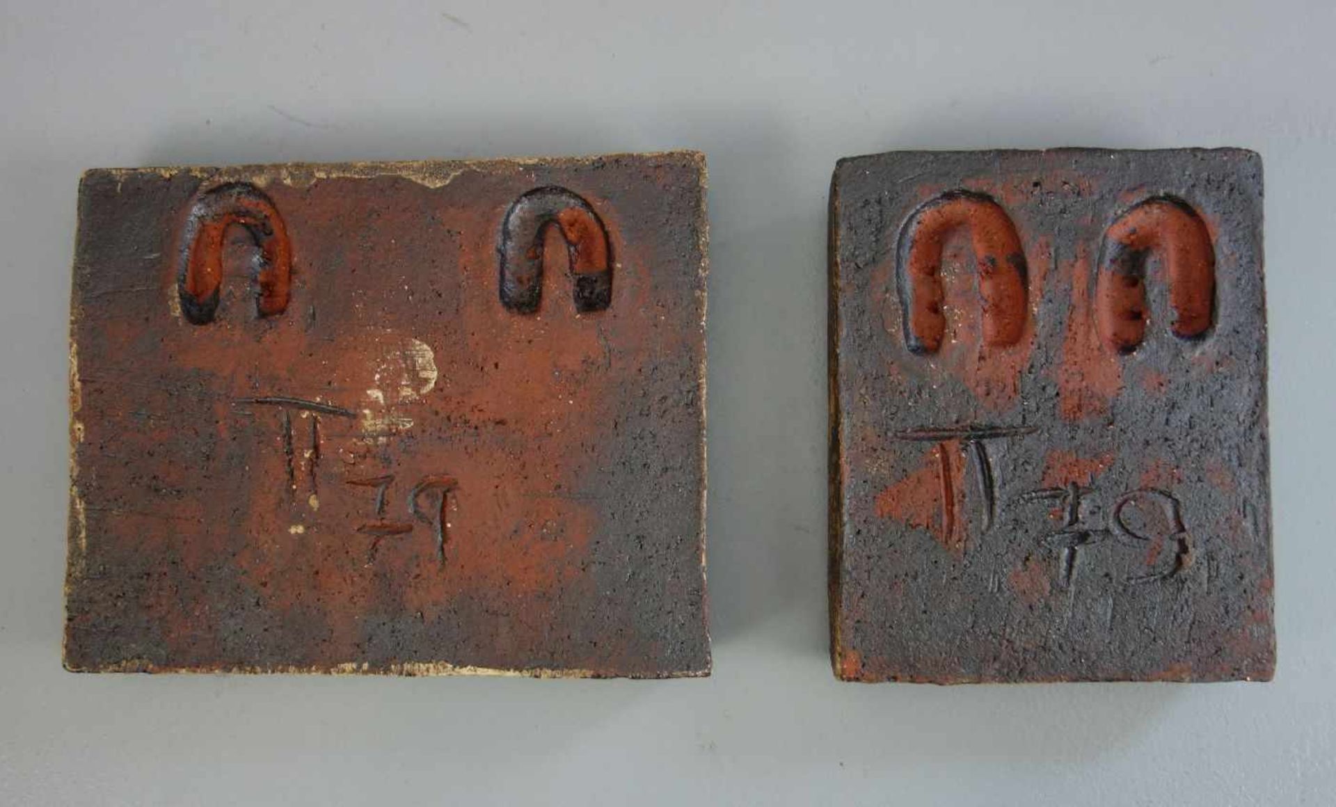 KÜNSTLERKERAMIK: PAAR EULEN-RELIEFS / EULEN-WANDBILDER / two owl pottery objects, Mitte 20. Jh., - Bild 3 aus 3