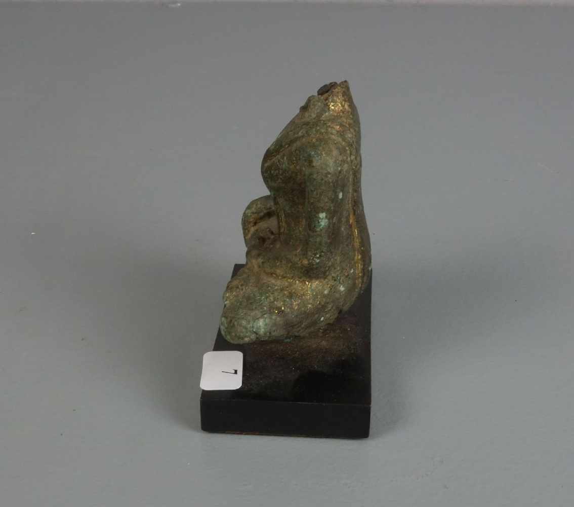 SKULPTUR: "Buddha" / Torso, Bronze, grün patiniert mit Vergoldungsresten, montiert auf Postament, - Image 2 of 4