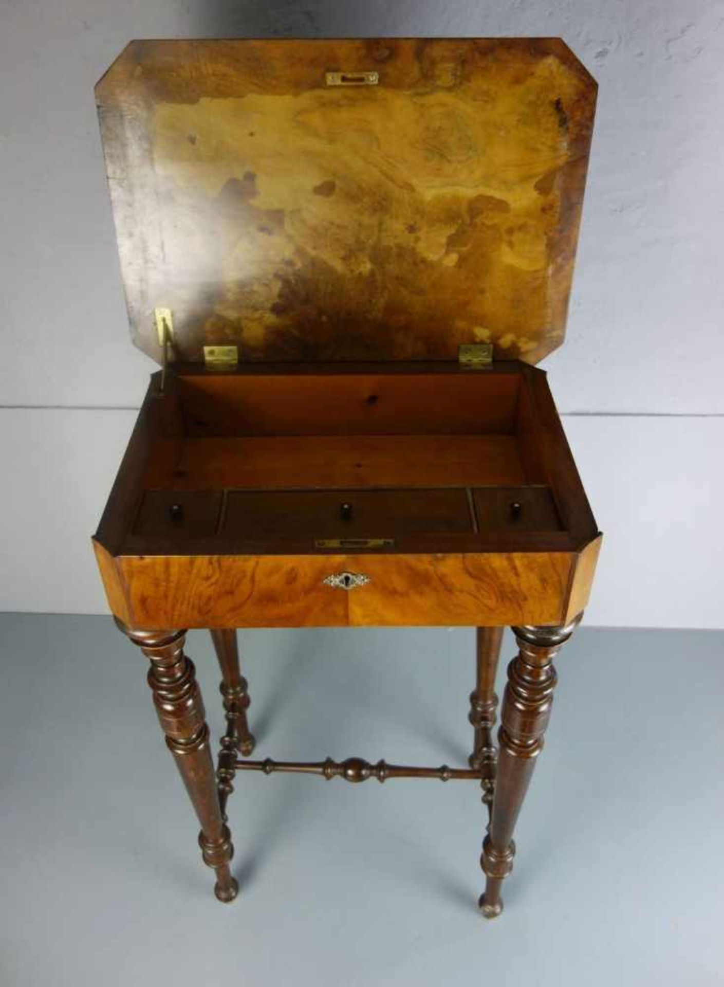 NÄHTISCH / sewing table, um 1900. Dunkel lasierte Buche, Nussbaumfurnier und ebonisierte Partien. - Bild 2 aus 4